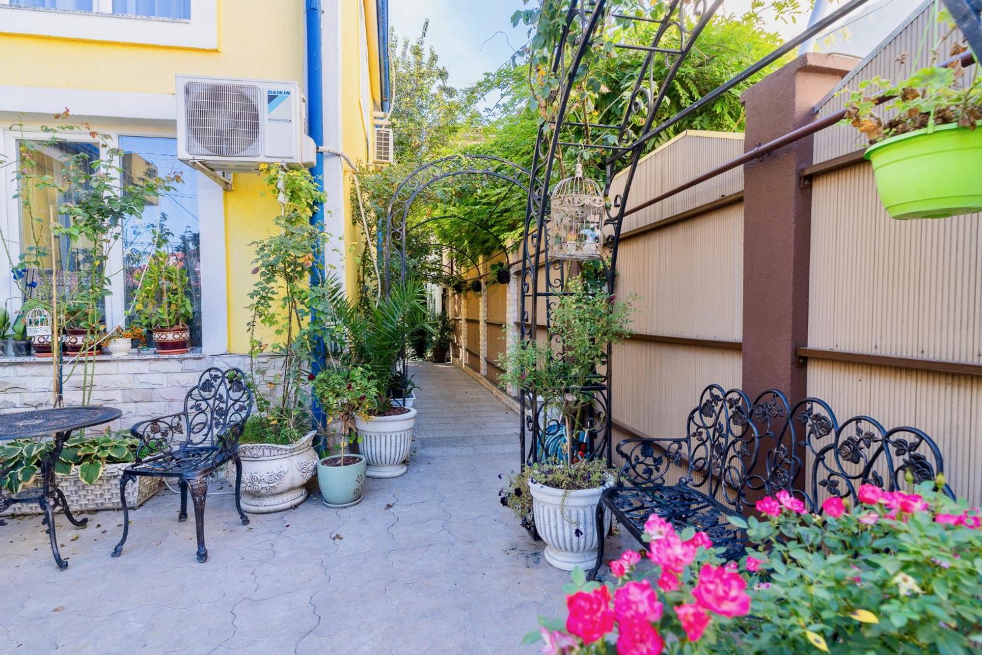 Luxurious Villa With Lush Garden And Huge Terrace Near Herastrau Park 布加勒斯特 外观 照片