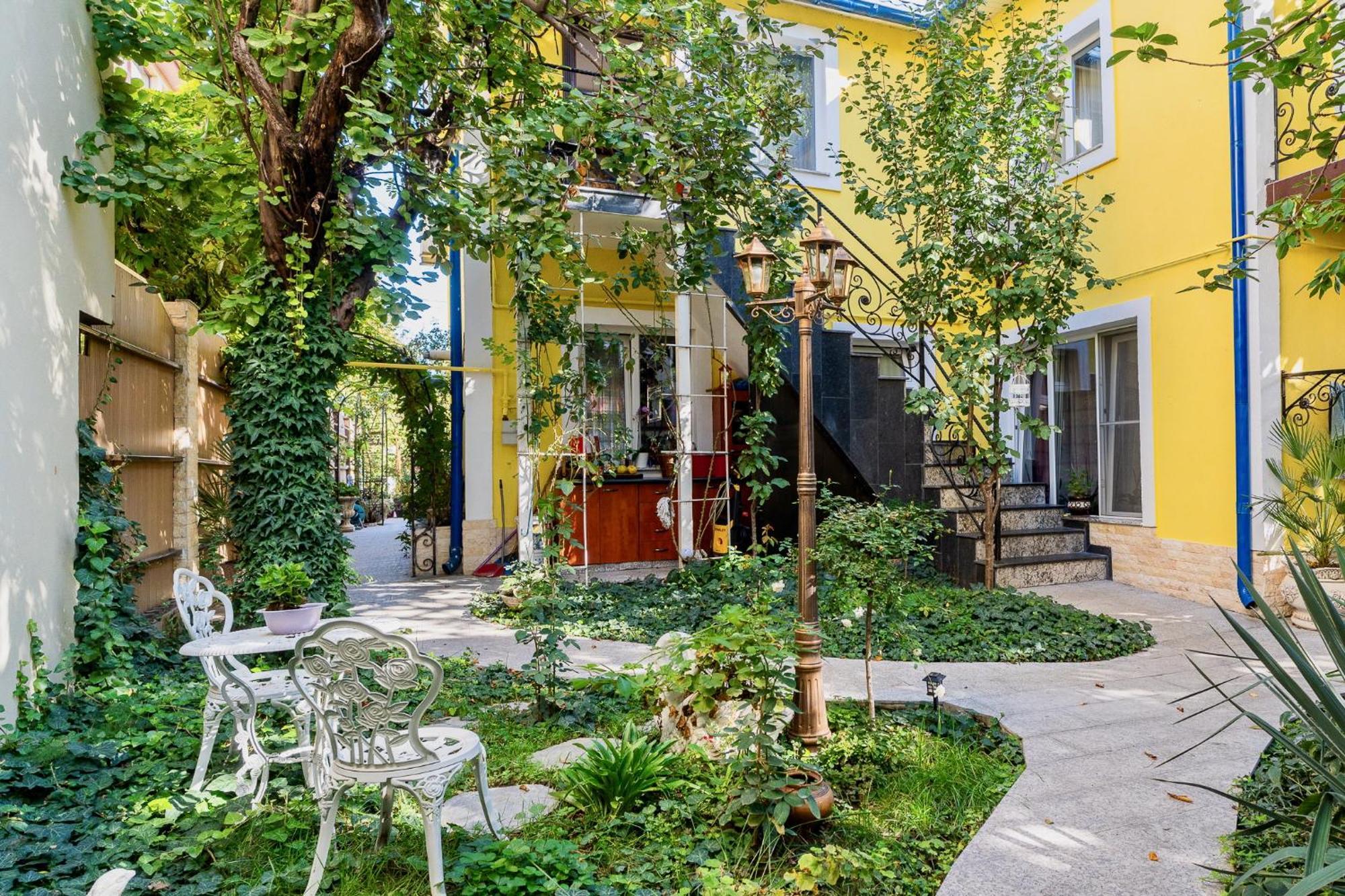 Luxurious Villa With Lush Garden And Huge Terrace Near Herastrau Park 布加勒斯特 外观 照片